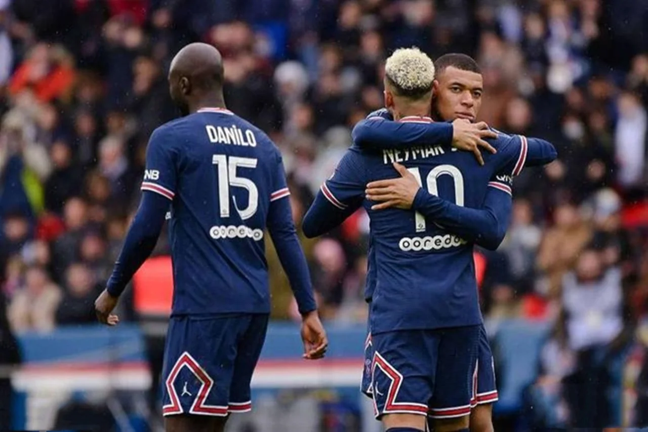 包含瓦朗谢纳取得重要胜利，继续向前迈进法甲联赛的词条